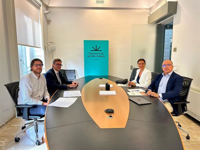 El portavoz parlamentario del PP, Sebasti Sagreras; el vicepresidente del Govern, Antoni Costa; la portavoz de Vox en el Parlament, Idoia Ribas, y el coordinador y diputado de Vox por Menorca, Xisco Cardona.