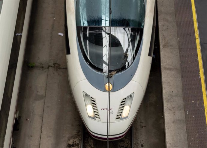 Archivo - Un tren Ave en la estación de Atocha de Madrid.