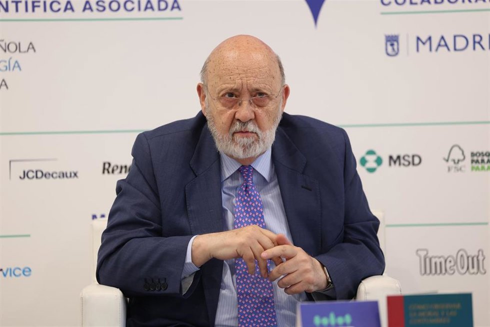 Archivo - El presidente del CIS, José Félix Tezanos, interviene durante el coloquio Las mujeres en la Sociología en el Pabellón Caixabank de la Feria del Libro en el parque de El Retiro, a 5 de junio de 2023, en Madrid (España). Tezanos ha participado