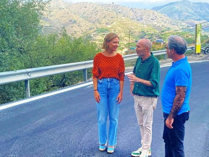 La diputada de Fomento e Infraestructuras, Nieves Atencia, ha visitado hoy esta actuación junto a los alcaldes de Cútar, Francisco Javier Ruiz, y de Benamargosa, Salvador Arcas