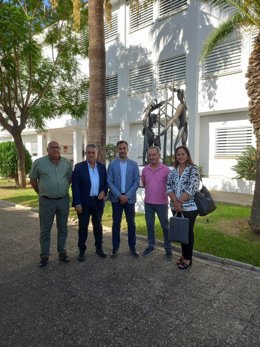 El delegado de Desarrollo Educativo y Formación Profesional de la Junta en Huelva, Carlos Soriano, durante su visita a los centros educativos de Almonte.