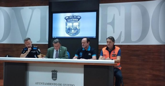 El concejal de Seguridad Ciudadana, José Ramón Prado; el Comisario Principal Jefe de la Policía Local, Javier Lozano; el jefe del SEIS, Luis Díaz Montes; y el responsable de Protección Civil en Oviedo, Gonzalo Míguez.