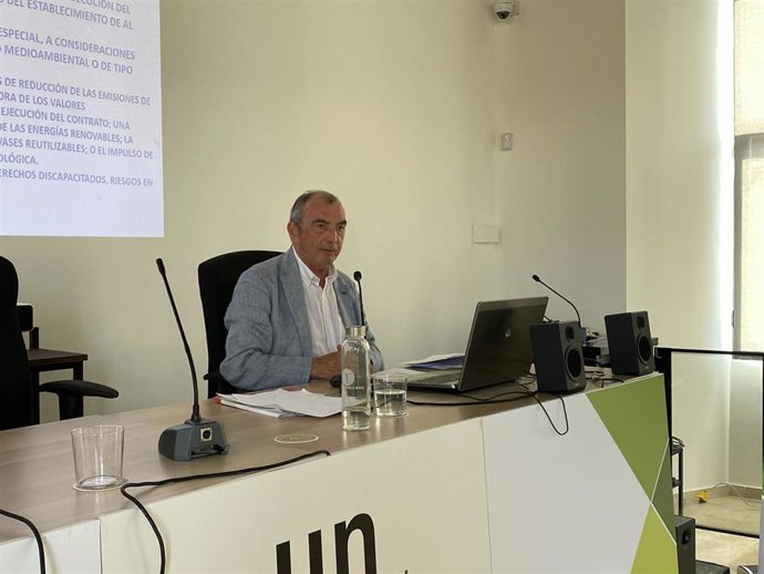 El presidente del Tribunal de Recursos Contractuales de la Diputación de Málaga, Venancio Gutiérrez Colomina, en la UNIA.