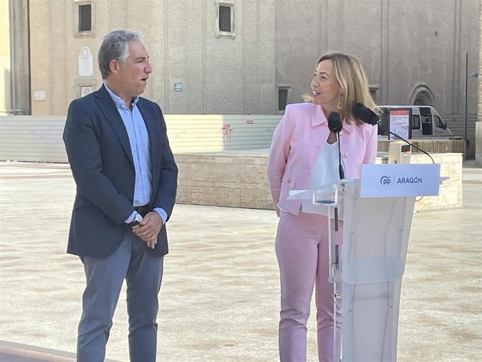 El coordinador general del PP, Elías Bendodo, y la alcaldesa de Zaragoza, Natalia Chueca.