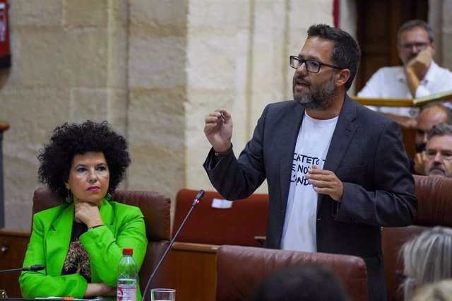 El presidente de la Junta de Andalucía, Juanma Moreno durante su intervención en la sesión de control al Gobierno en la segunda jornada del Pleno del Parlamento andaluz. A 14 de septiembre de 2023, en Sevilla