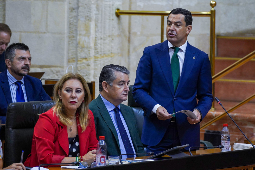 El presidente de la Junta de Andalucía, Juanma Moreno durante su intervención en la sesión de control al Gobierno en la segunda jornada del Pleno del Parlamento andaluz. A 14 de septiembre de 2023, en Sevilla