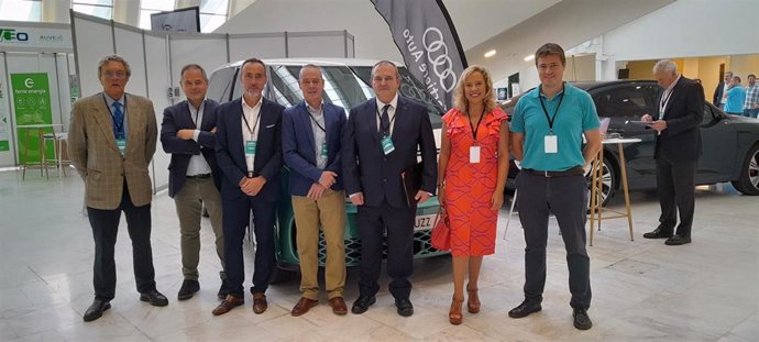 El viceconsejero de Industria y Transición Justa del Principado, Isaac Pola, inaugura la II Muestra de la Movilidad Sostenible de Oviedo (Moveo).