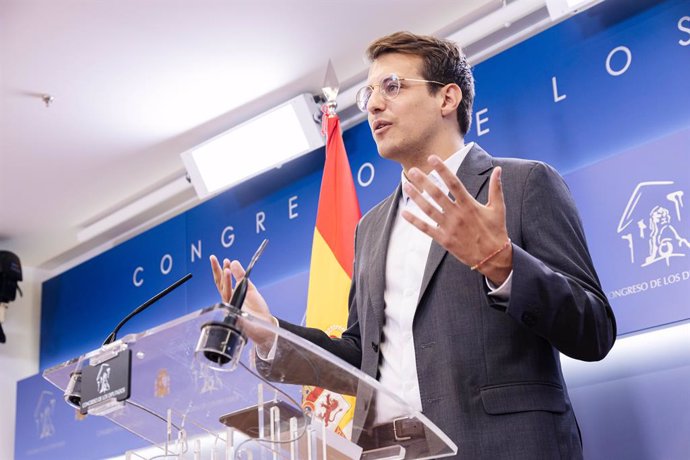 El diputado de Sumar Jorge Pueyo durante una rueda de prensa anterior a la reunión de la Junta de Portavoces, en el Congreso de los Diputados, a 14 de septiembre de 2023, en Madrid (España).