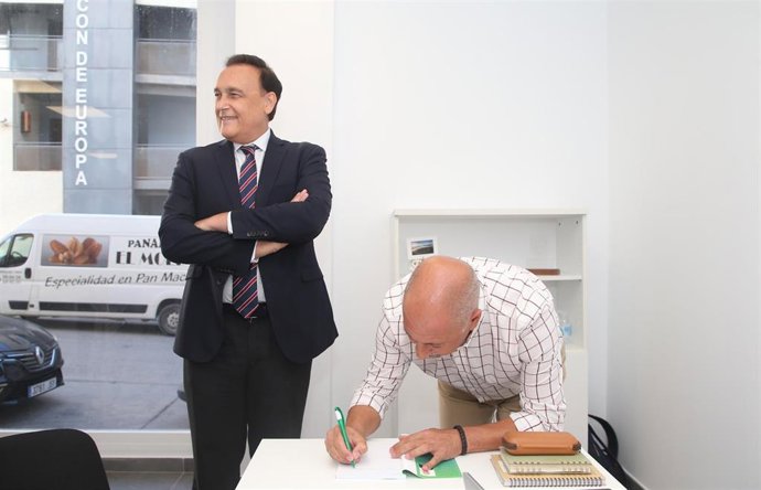El consejero de Universidad e Innovación de la Junta de Andalucía, José Carlos Gómez Villamandos, durante la inauguración el Centro Andaluz de Emprendimiento del municipio gaditano de Tarifa este miércoles.