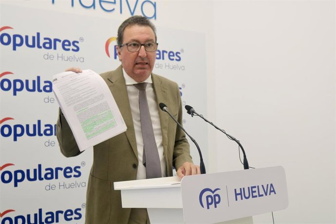 El presidente del Partido Popular de Huelva, Manuel Andrés González, en rueda de prensa,