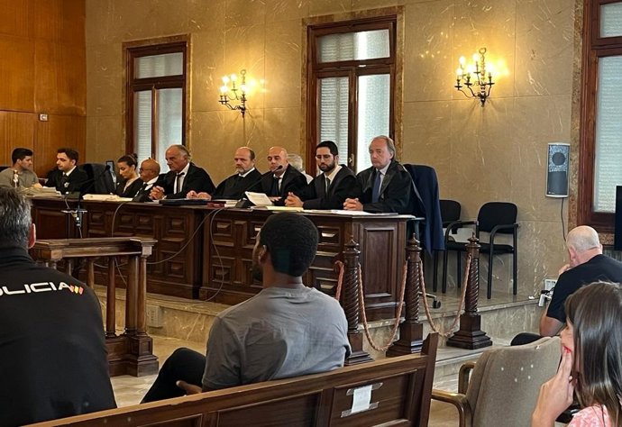 En el banquillo, F. Escobar, el hermano del ladrón fallecido en Porreres y acusado por participar también en el robo.