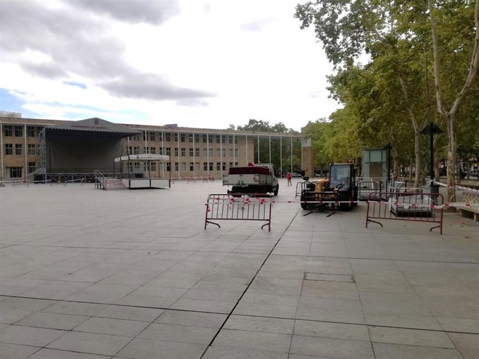Operarios municipales preparan ya el dispositivo para el cohete en la Plaza del Ayuntamiento de Logroño