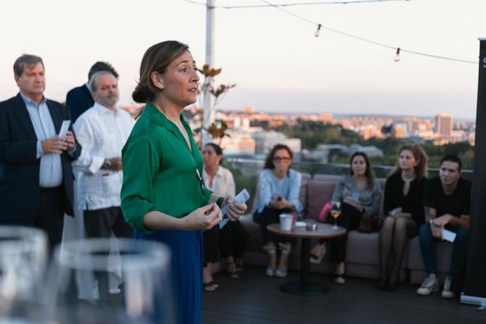 Lucía García durante la cata de jamón ofrecida a los asistentes.