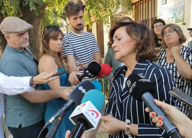 Carmen Calvo atiende a los medios