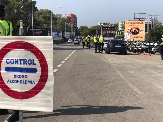 Archivo - Control de la Policía Local en Palma.