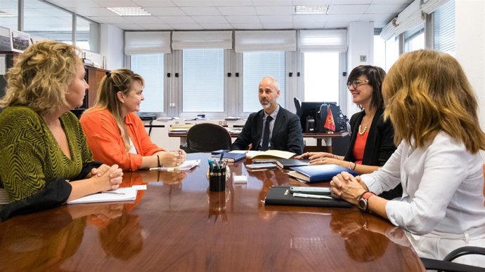 Reunión del consejero de Educación, Sergio Silva,  con la gerente del Clúster Gira, Celia Monsalve, y la directora de Recursos Humanos de Edscha, Patricia Arteaga.