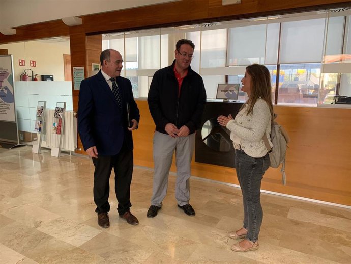 El director provincial de Educación, José Luis Castán, con representantes de la comunidad educativa del IES 'Gúdar-Javalambre' de Mora de Rubielos.