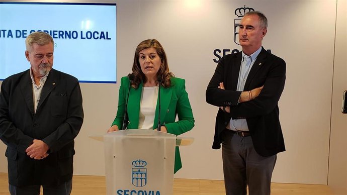 Azucena Suárez entre el alcalde (D) y el concejal de Urbansimo.