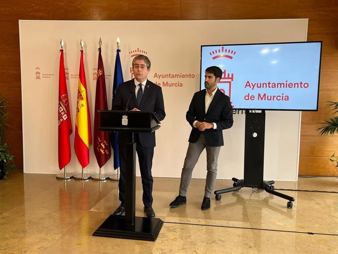 El concejal de Turismo, Comercio y Consumo, Jesús Pacheco; y el edil de Cultura e Identidad, Diego Avilés