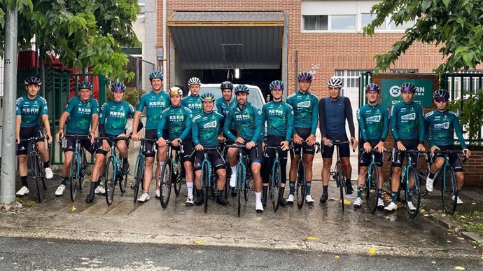 La jornada de convivencia del equipo Kern Pharma con Tom Dumoulin y Miguel Indurain.
