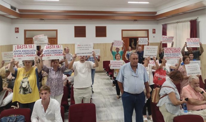 Vecinos de El Higuerón asistentes al Pleno del Ayuntamiento de Córdoba.