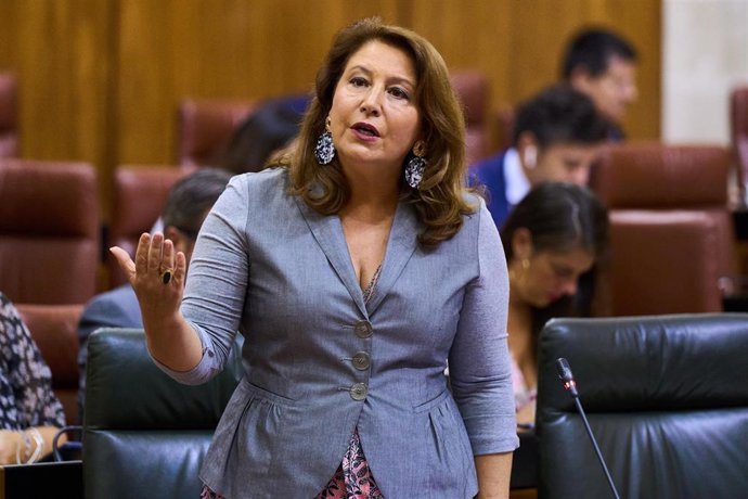 La consejera de Agricultura, Pesca, Agua y Desarrollo Rural, Carmen Crespo, en el Pleno del Parlamento andaluz.