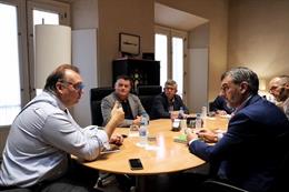 El secretario General de UGT Andalucía, Oskar Martín, junto a una delegación del sindicato, se ha reunido con el consejero de Turismo, Cultura y Deporte, Arturo Bernal.