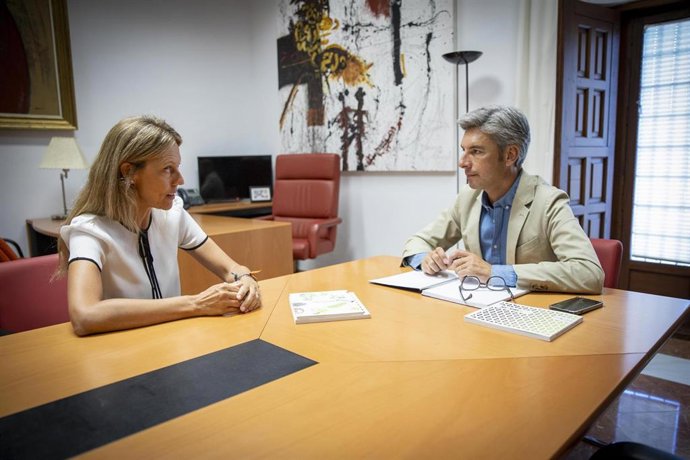 El vicepresidente primero y delegado de Infraestructuras, Sostenibilidad y Agricultura de la Diputación de Córdoba, Andrés Lorite, en su encuentro con la presidenta de Vinavin, Rocío Márquez.