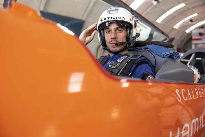 Joan Mir cambia la MotoGP por el avión acrobático y vuela a 350 Km/h con Repsol