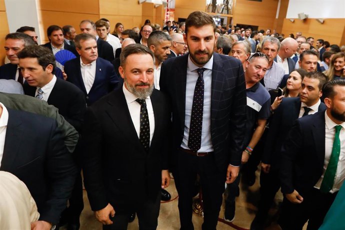 El líder nacional de VOX, Santiago Abascal, y el vicepresidente y consejero de Interior, Emergencias y Ordenación del Territorio de la Región de Murcia, José Ángel Antelo