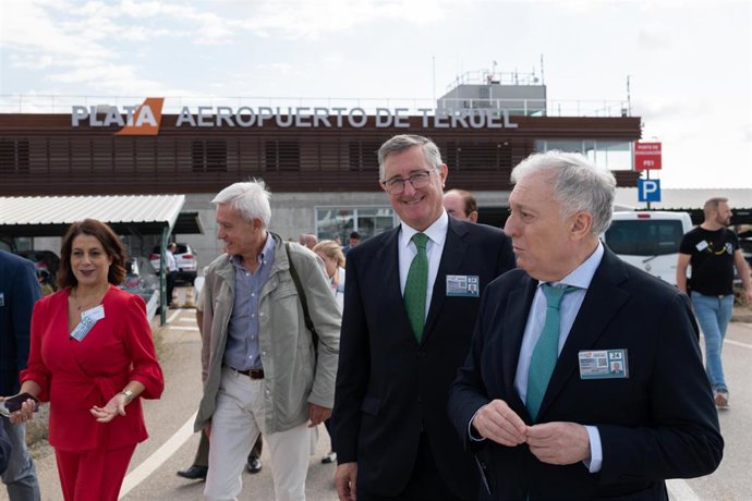El consejero de Fomento, Octavio López, ha visitado el aeropuerto industrial.