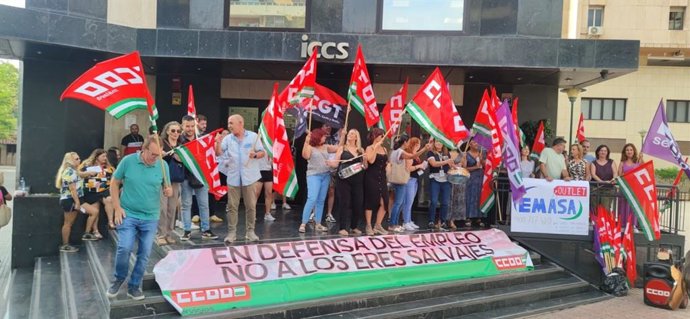 Trabajadores de ICCS y representantes sindicales se han concentrado ante la sede de la empresa en Málaga.
