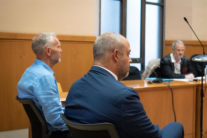 Archivo - El exconseller de Interior de la Generalitat de Catalunya Miquel Buch (d) durante un juicio en la Audiencia de Barcelona, a 28 de junio de 2023, en Barcelona, Catalunya (España). 