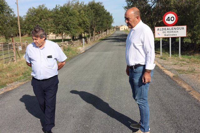 Miguel Ángel de Vicente visita las obras de mejora en una carretera de la provincia.