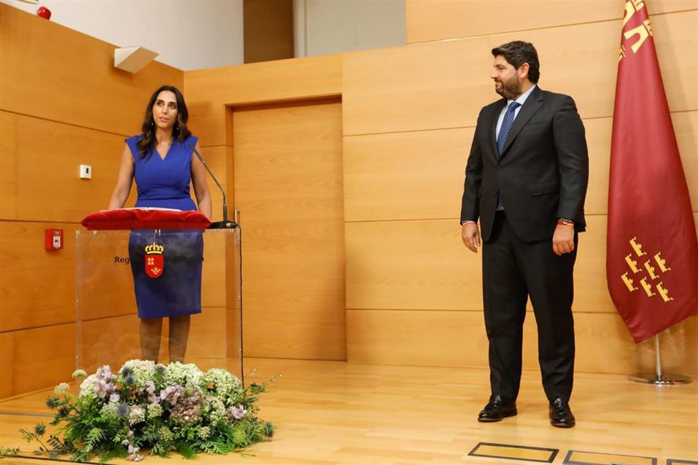 La consejera de Agricultura, Agua, Ganadería y Pesca, Sara Rubira, toma posesión de su cargo junto al presidente de la Comunidad, Fernando López Miras