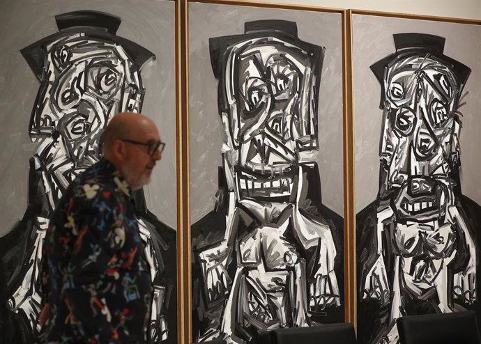 Una persona en una sala de la exposición Esencial de Antonio Saura durante su presentación, en la sede de la Fundación Bancaja, a 14 de septiembre de 2023, en Valencia, Comunidad Valenciana (España). 