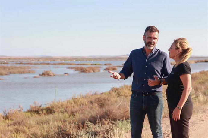 El consejero de Sostenibilidad, Medio Ambiente y Economía Azul, Ramón Fernández-Pacheco y la consejera de Economía, Hacienda y Fondos Europeos, Carolina España, en su visita a el martes a la finca 'Veta La Palma'