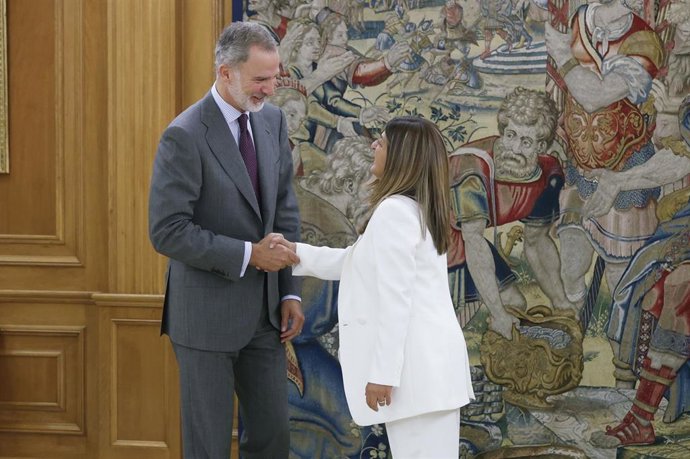 El Rey Felipe VI rrecibe a la presidenta de Cantabria, María José Sáenz de Buruaga