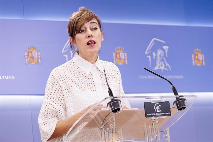 La portavoz parlamentaria de Sumar, Marta Lois, durante una rueda de prensa posterior a la reunión de la Junta de Portavoces, en el Congreso de los Diputados, a 14 de septiembre de 2023, en Madrid (España).