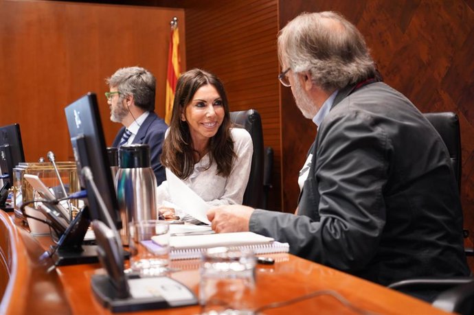 La presidenta de las Cortes de Aragón, Marta Fernández, conversa con el secretario segundo de la Mesa, Carlos Pérez Anadón, durante la constitución de las comisiones permanentes.