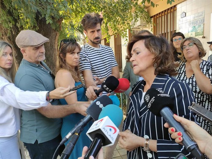 Carmen Calvo atiende a los medios.