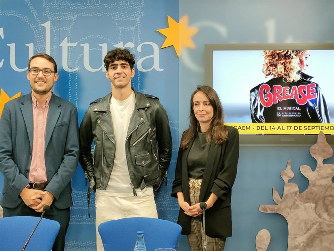El actor Quique González (c) junto a los concejales Ángel Fernández (i) y Carmen Seguín (d) en el Liceo de Salamanca