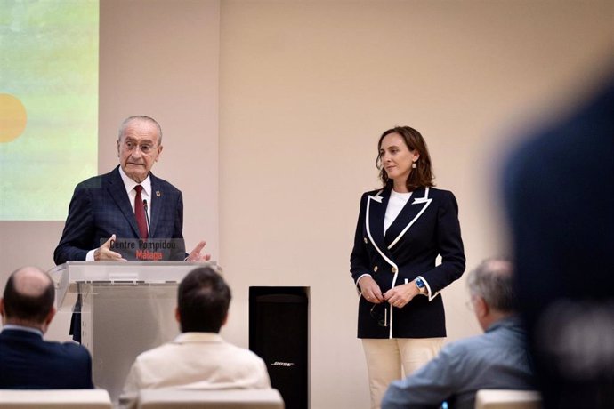 El alcalde de Málaga, Francisco de la Torre, y la directora general de Mastercard España, Paloma Real, han suscrito un protocolo general de actuación.