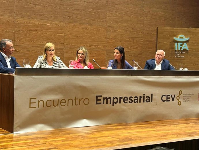 Imagen del presidente de la Confederación Empresarial de la Comunitat Valenciana (CEV), Salvador Navarro, las conselleras de Innovación, Nuria Montes, Hacienda, Ruth Merino, y Medio Ambiente, Salomé Pradas, y el presidente de CEV Alicante, Joaquín Pérez.