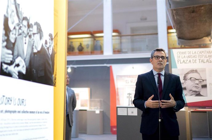 El ministro de la Presidencia, Relaciones con las Cortes y Memoria Democrática en funciones, Félix Bolaños, visita la exposición 'La historia es nuestra: Salvador Allende y la Unidad Popular a través de la loza de Talagante', en el Museo de Antropología.
