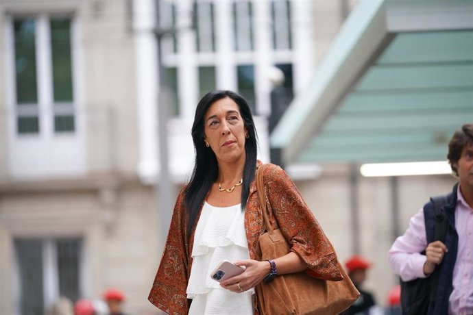 La portavoz de Vox en el Parlamento vasco, Amaia Martínez, a su llegada al último pleno de Política General de la Legislatura del Gobierno vasco, en el Parlamento vasco