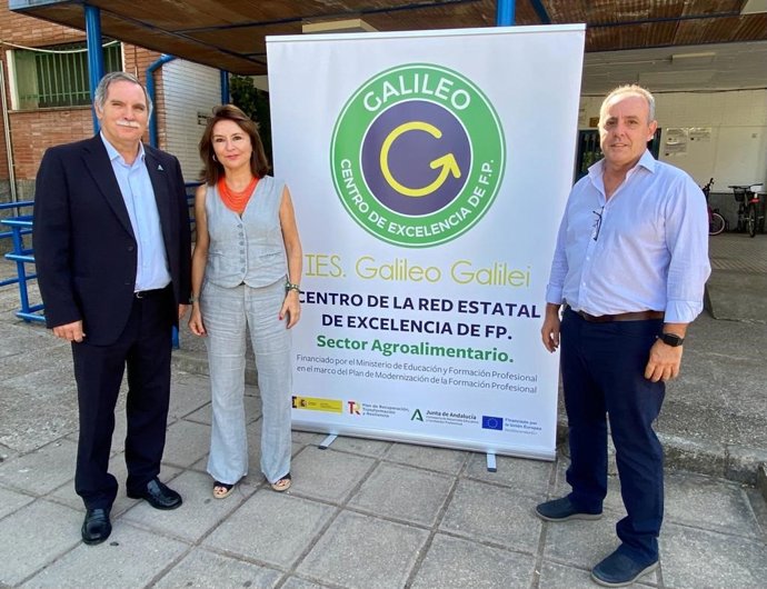 La directora general de Formación Profesional de la Consejería de Desarrollo Educativo y Formación Profesional, Maria Ángeles Rodríguez Peralta, en su visita al IES Galileo Galilei.