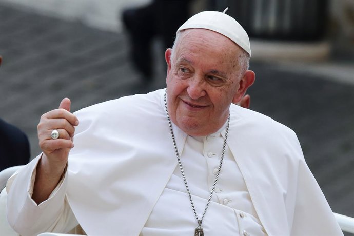 13 September 2023, Vatican, Vatican City: Pope Francis greets people during his Wednesday General Audience at St. Peter's Square. Photo: Evandro Inetti/ZUMA Press Wire/dpa