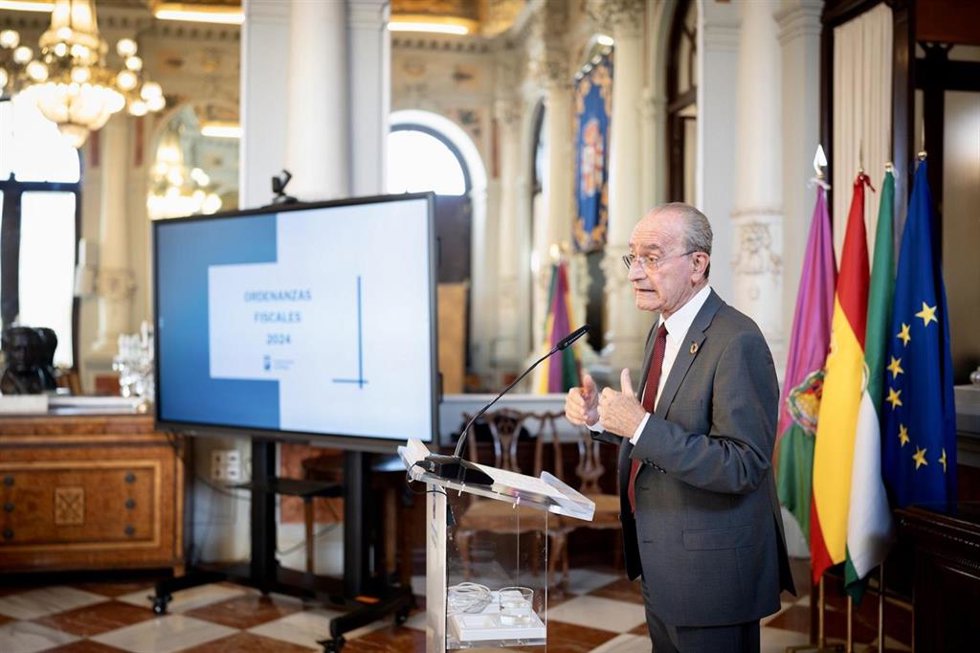 El alcalde de Málaga, Francisco de la Torre, durante la presentación de las ordenanzas fiscales del Ayuntamiento de Málaga y las empresas municipales para 2024.