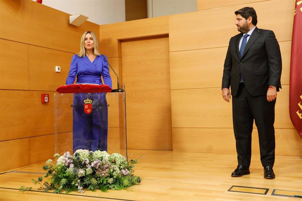 La consejera de Política Social, Familias e Igualdad, Conchita Ruiz Caballero, toma posesión de su cargo junto al presidente de la Comunidad, Fernando López Miras